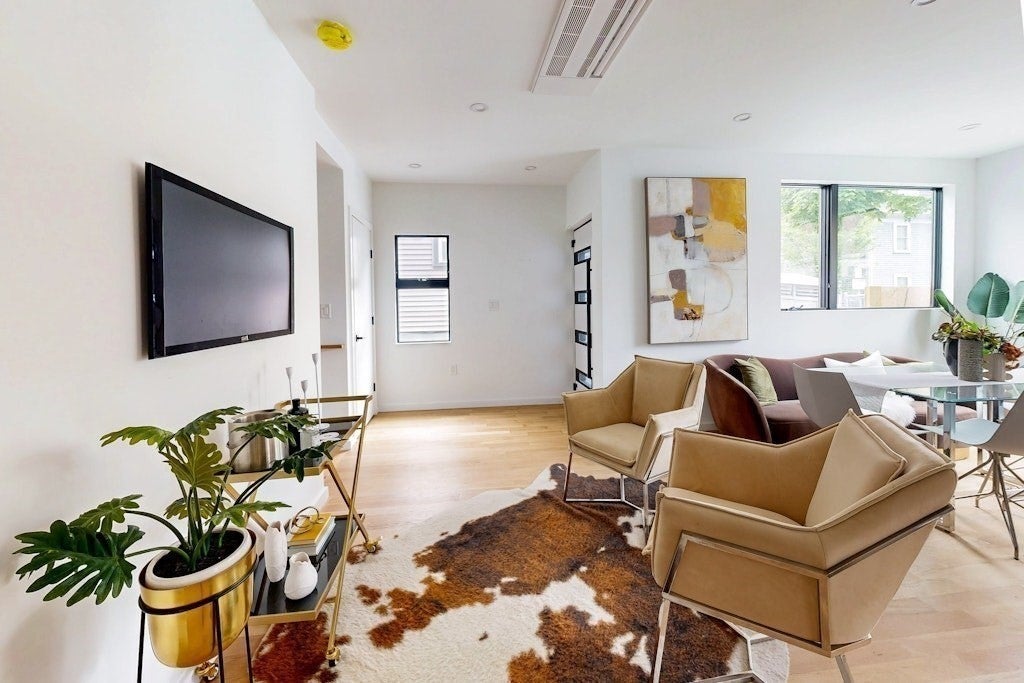 Cambridge, Massachusetts, 02141, United States, 3 Bedrooms Bedrooms, ,3 BathroomsBathrooms,Residential,Active,1945532