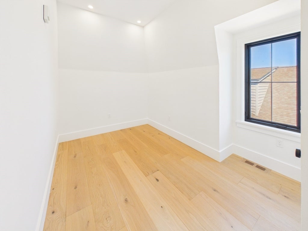 Boston, Massachusetts, 02127, United States, 4 Bedrooms Bedrooms, ,4 BathroomsBathrooms,Residential,Active,2043287