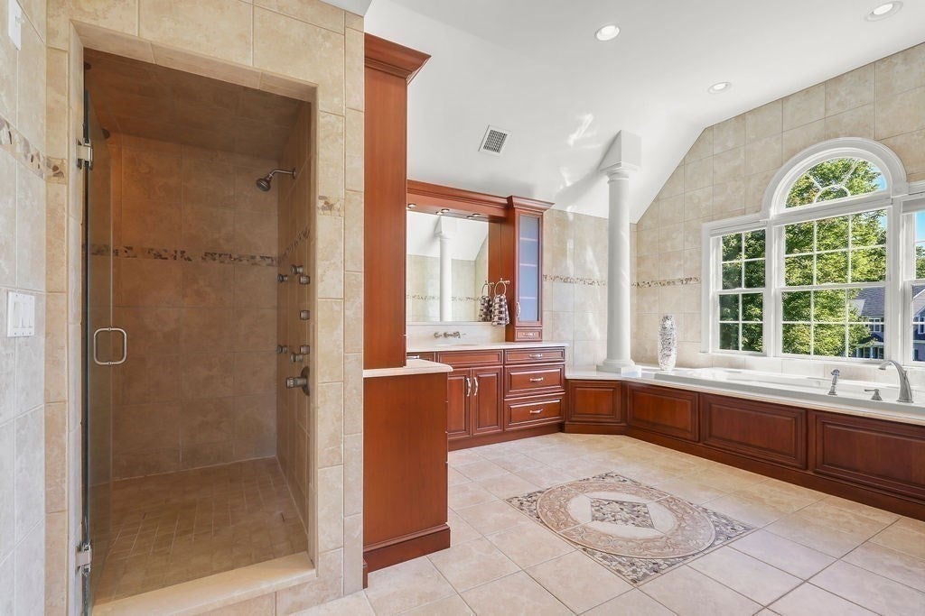 North Attleboro, Massachusetts, 02760, United States, 5 Bedrooms Bedrooms, ,6 BathroomsBathrooms,Residential,Active,1934825