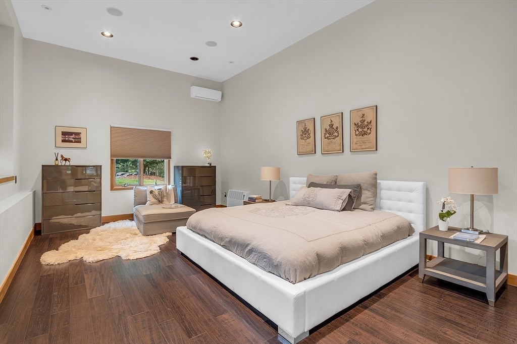 Lynnfield, Massachusetts, 01940, United States, 4 Bedrooms Bedrooms, ,3 BathroomsBathrooms,Residential,Active,1885013