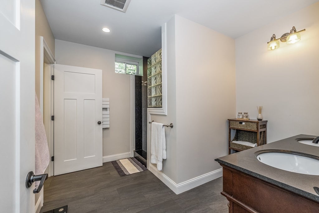 Woburn, Massachusetts, 01801, United States, 5 Bedrooms Bedrooms, ,5 BathroomsBathrooms,Residential,Active,1922298