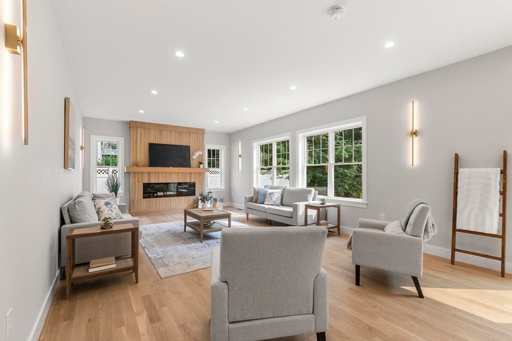 Burlington, Massachusetts, 01803, United States, 5 Bedrooms Bedrooms, ,5 BathroomsBathrooms,Residential,Active,1909077