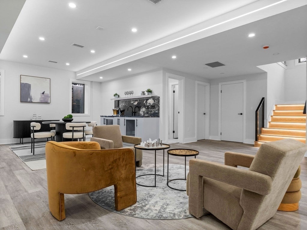 Newton, Massachusetts, 02461, United States, 5 Bedrooms Bedrooms, ,4 BathroomsBathrooms,Residential,Active,2013433