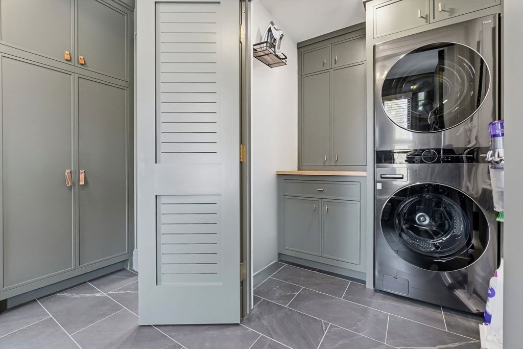 Newburyport, Massachusetts, 01950, United States, 3 Bedrooms Bedrooms, ,3 BathroomsBathrooms,Residential,Active,2045757