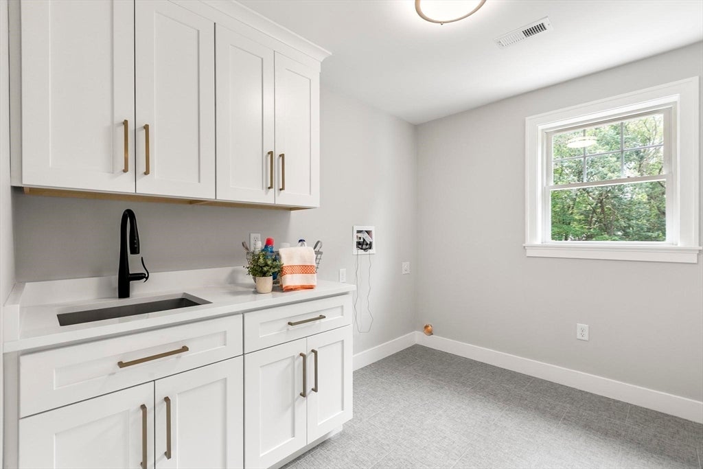 Burlington, Massachusetts, 01803, United States, 5 Bedrooms Bedrooms, ,5 BathroomsBathrooms,Residential,Active,1909077