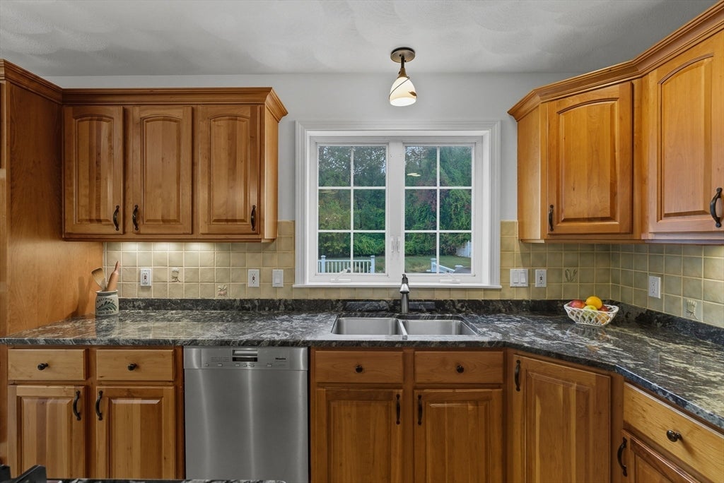 Westford, Massachusetts, 01886, United States, 4 Bedrooms Bedrooms, ,4 BathroomsBathrooms,Residential,Active,1971779