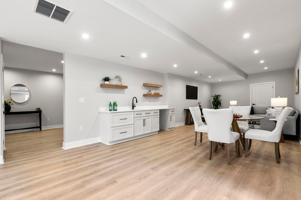 Burlington, Massachusetts, 01803, United States, 5 Bedrooms Bedrooms, ,5 BathroomsBathrooms,Residential,Active,1909077