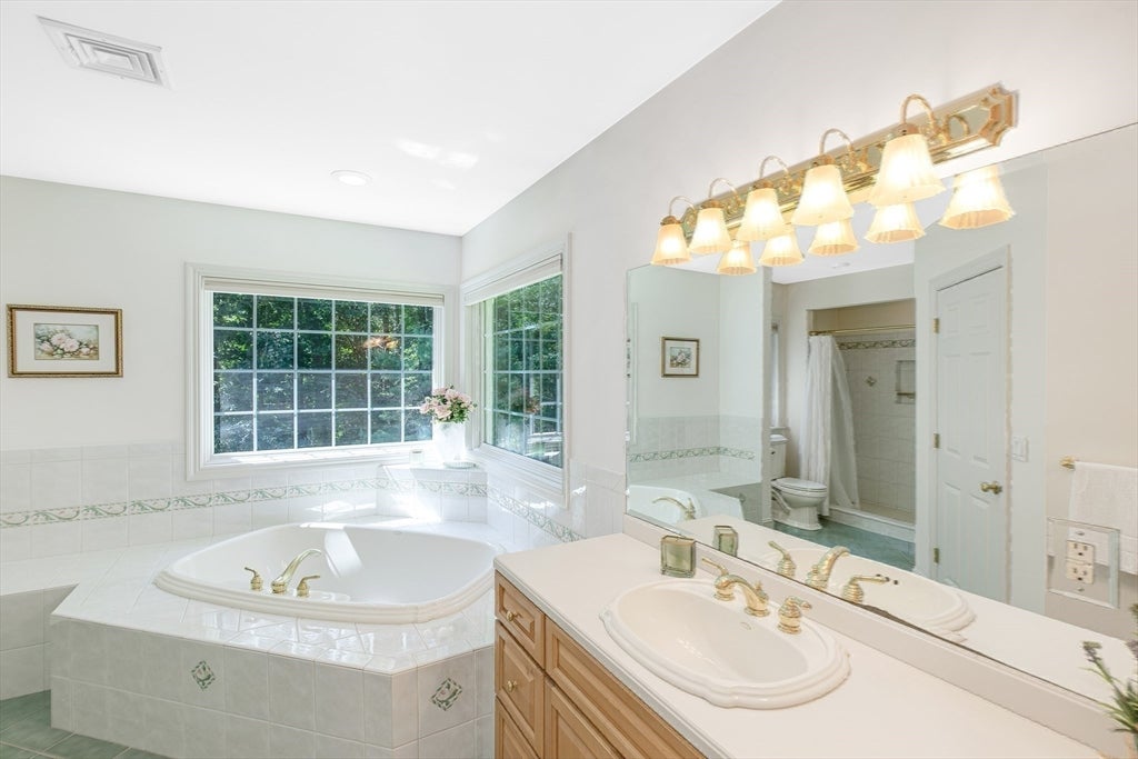 Ipswich, Massachusetts, 01938, United States, 4 Bedrooms Bedrooms, ,3 BathroomsBathrooms,Residential,Active,1922346