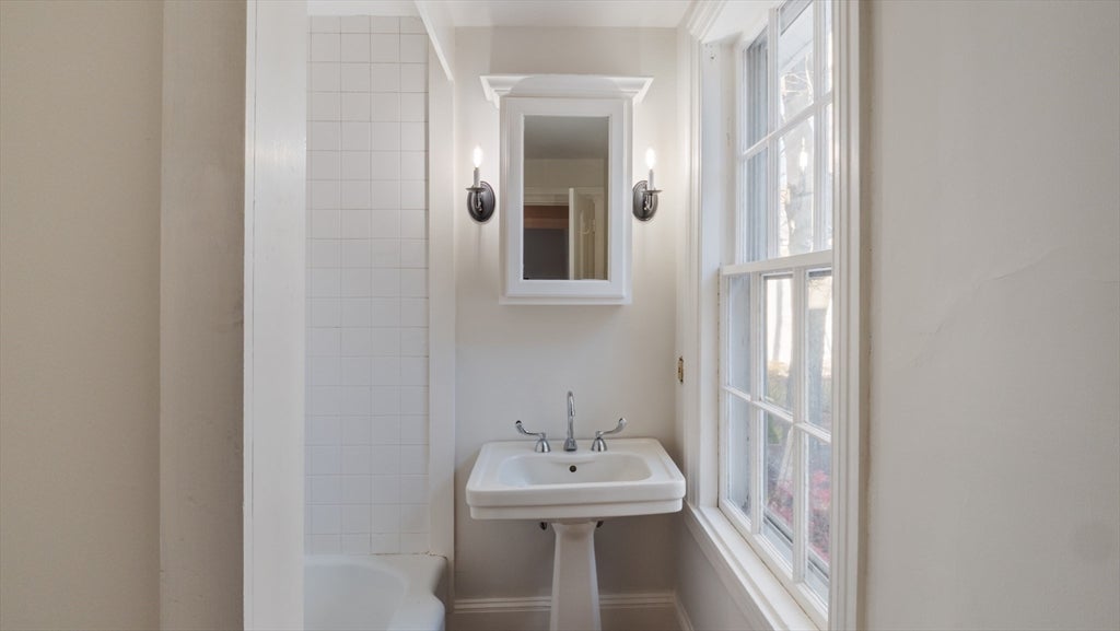 Newburyport, Massachusetts, 01950, United States, 3 Bedrooms Bedrooms, ,3 BathroomsBathrooms,Residential,Active,1986921