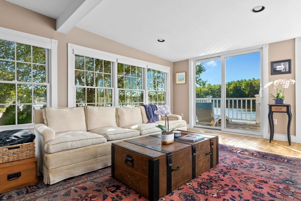 Amesbury, Massachusetts, 01913, United States, 3 Bedrooms Bedrooms, ,3 BathroomsBathrooms,Residential,Active,1929678