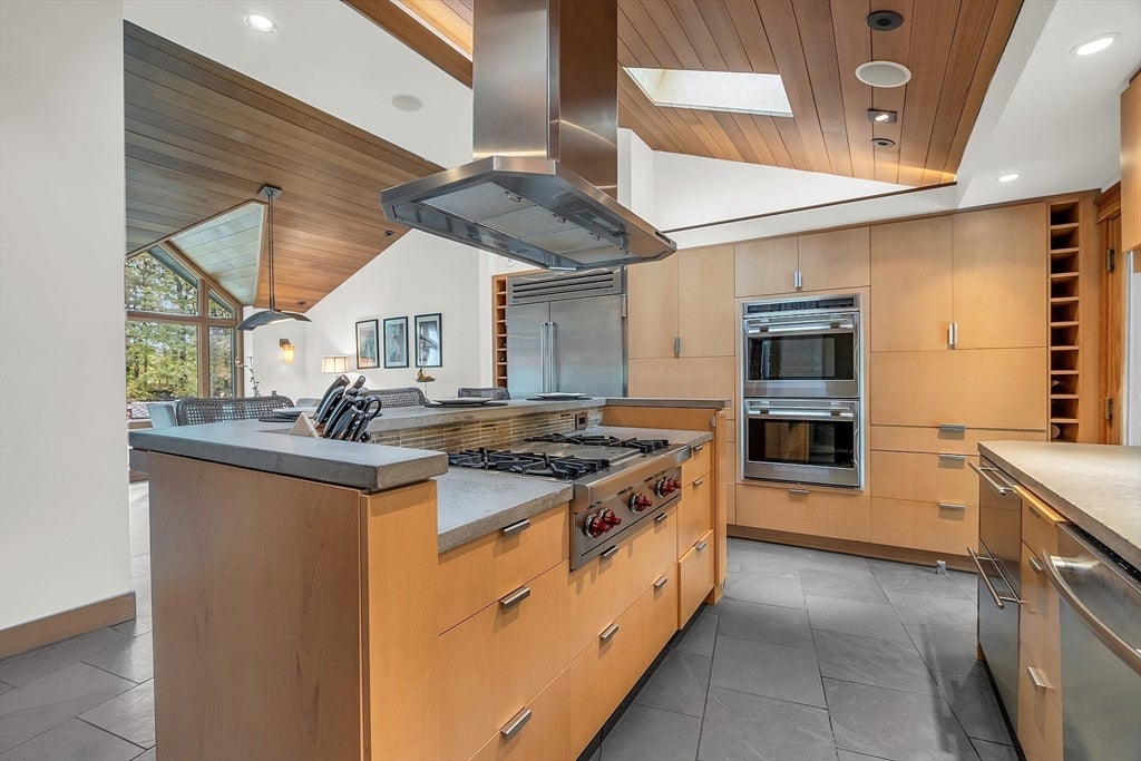 Lynnfield, Massachusetts, 01940, United States, 4 Bedrooms Bedrooms, ,3 BathroomsBathrooms,Residential,Active,1885013