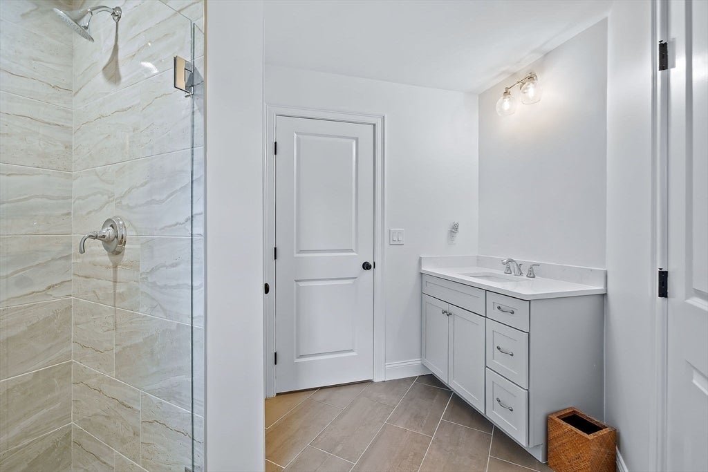 Easton, Massachusetts, 02356, United States, 5 Bedrooms Bedrooms, ,6 BathroomsBathrooms,Residential,Active,1968388