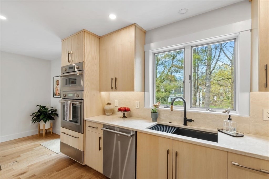 Gloucester, Massachusetts, 01930, United States, 2 Bedrooms Bedrooms, ,3 BathroomsBathrooms,Residential,Active,2043789