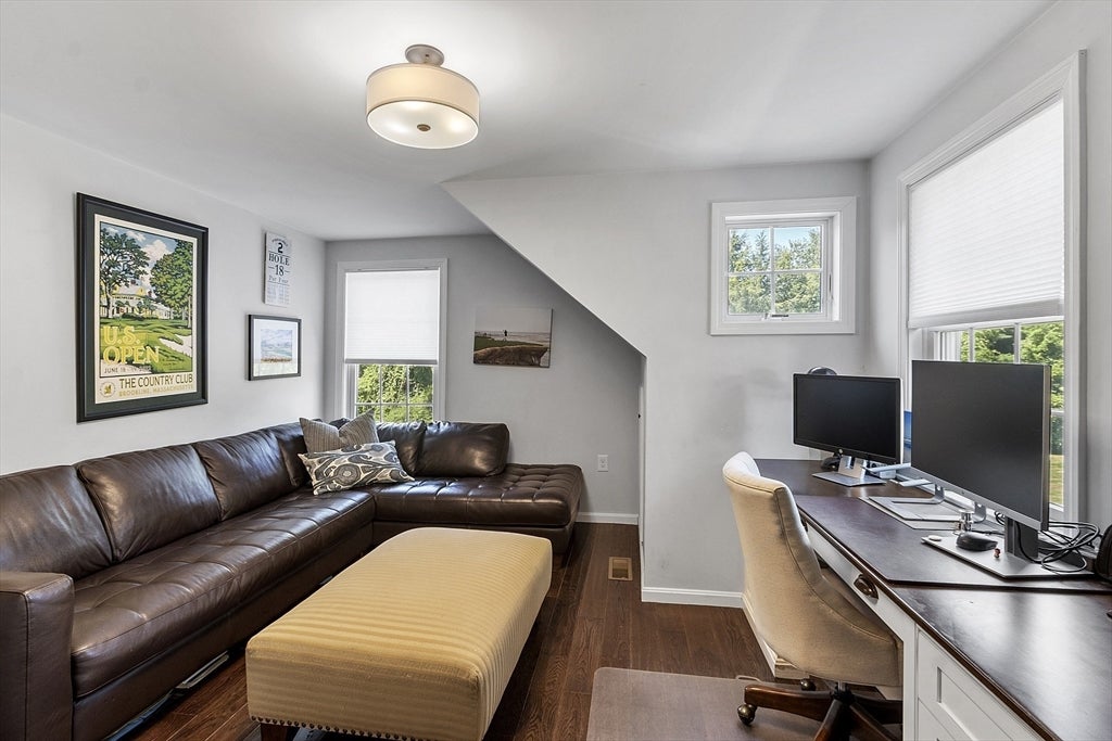 Middleton, Massachusetts, 01949, United States, 4 Bedrooms Bedrooms, ,4 BathroomsBathrooms,Residential,Active,1941131