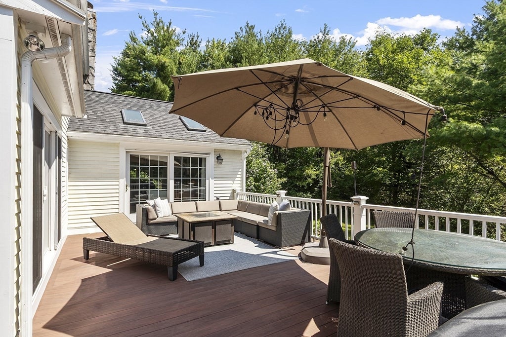 Middleton, Massachusetts, 01949, United States, 4 Bedrooms Bedrooms, ,4 BathroomsBathrooms,Residential,Active,1941131