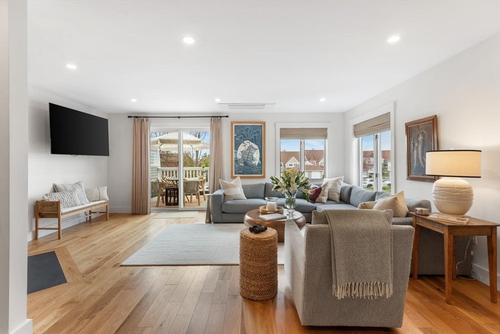 Gloucester, Massachusetts, 01930, United States, 2 Bedrooms Bedrooms, ,3 BathroomsBathrooms,Residential,Active,2043789