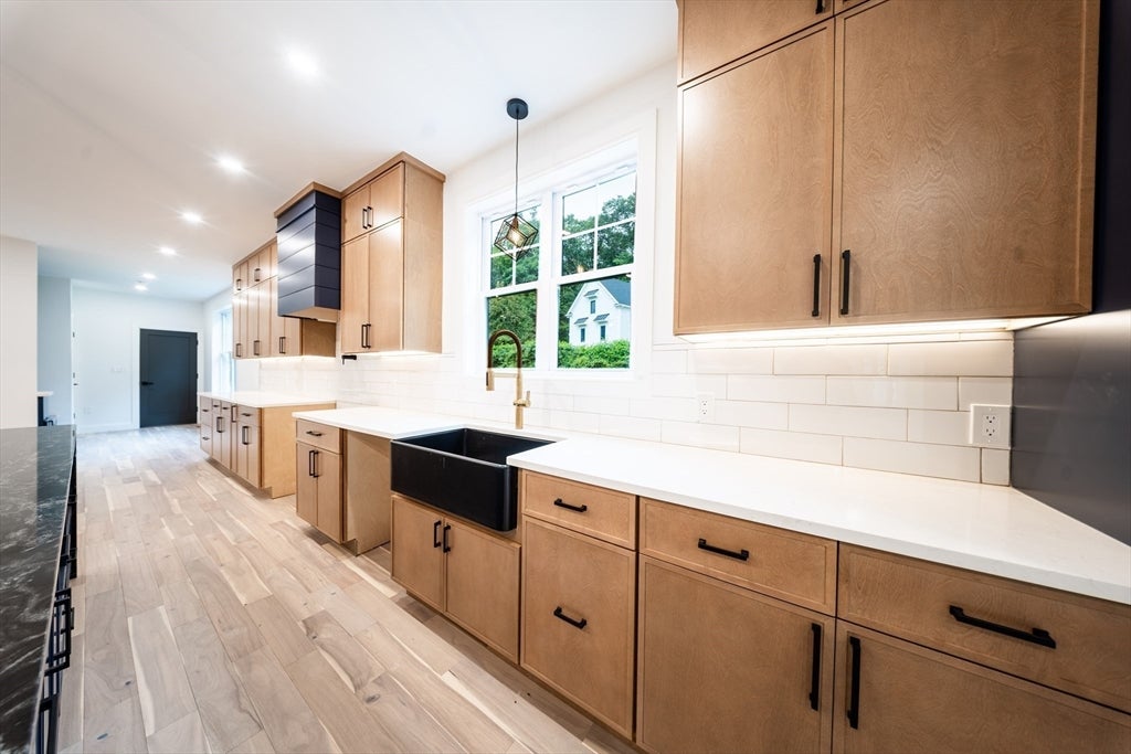 Southborough, Massachusetts, 01772, United States, 4 Bedrooms Bedrooms, ,5 BathroomsBathrooms,Residential,Active,2007207