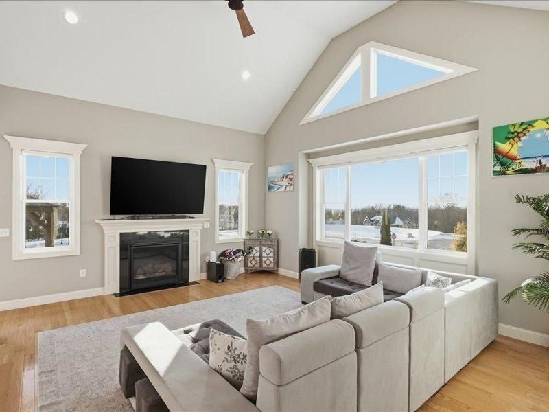 Pelham, New Hampshire, 03076, United States, 3 Bedrooms Bedrooms, ,3 BathroomsBathrooms,Residential,Active,2007919