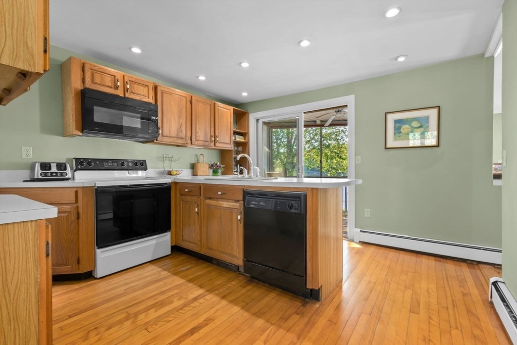 Amesbury, Massachusetts, 01913, United States, 3 Bedrooms Bedrooms, ,3 BathroomsBathrooms,Residential,Active,1929678