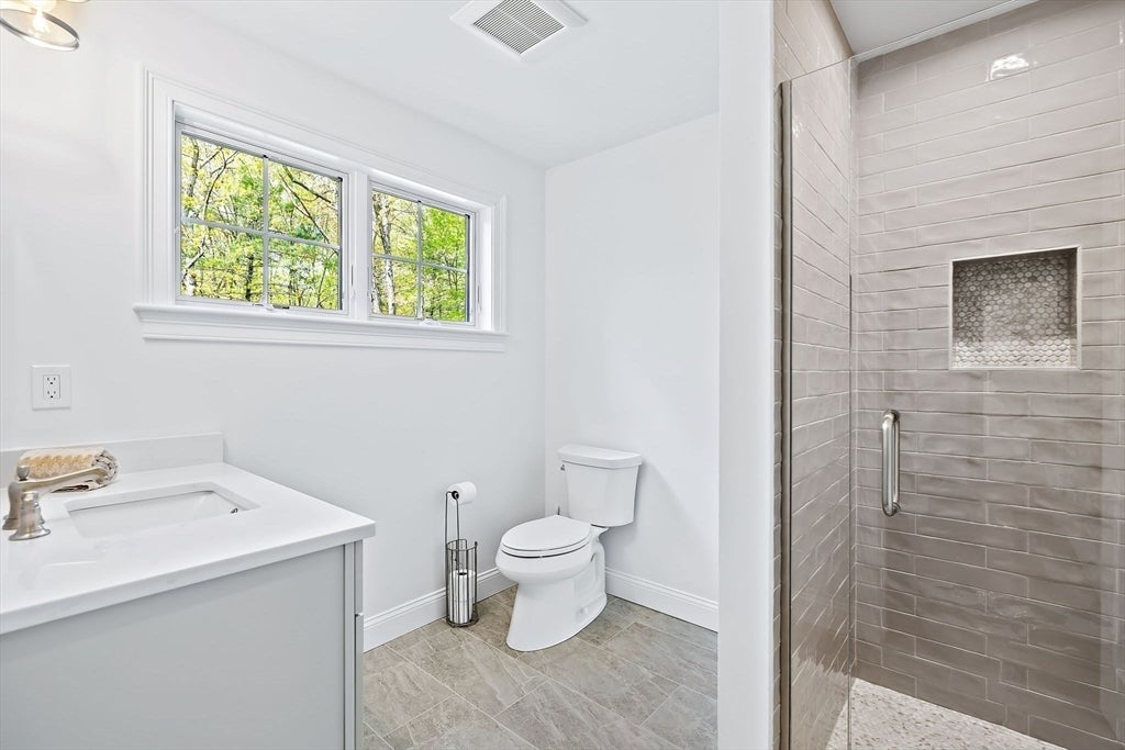 Easton, Massachusetts, 02356, United States, 5 Bedrooms Bedrooms, ,6 BathroomsBathrooms,Residential,Active,1968388