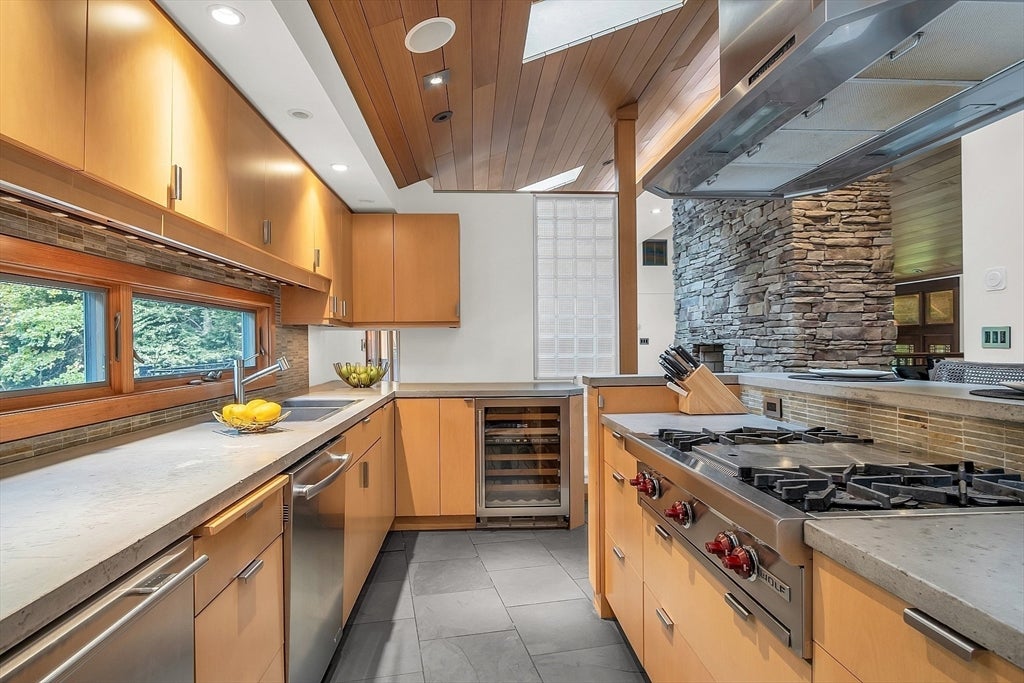 Lynnfield, Massachusetts, 01940, United States, 4 Bedrooms Bedrooms, ,3 BathroomsBathrooms,Residential,Active,1885013