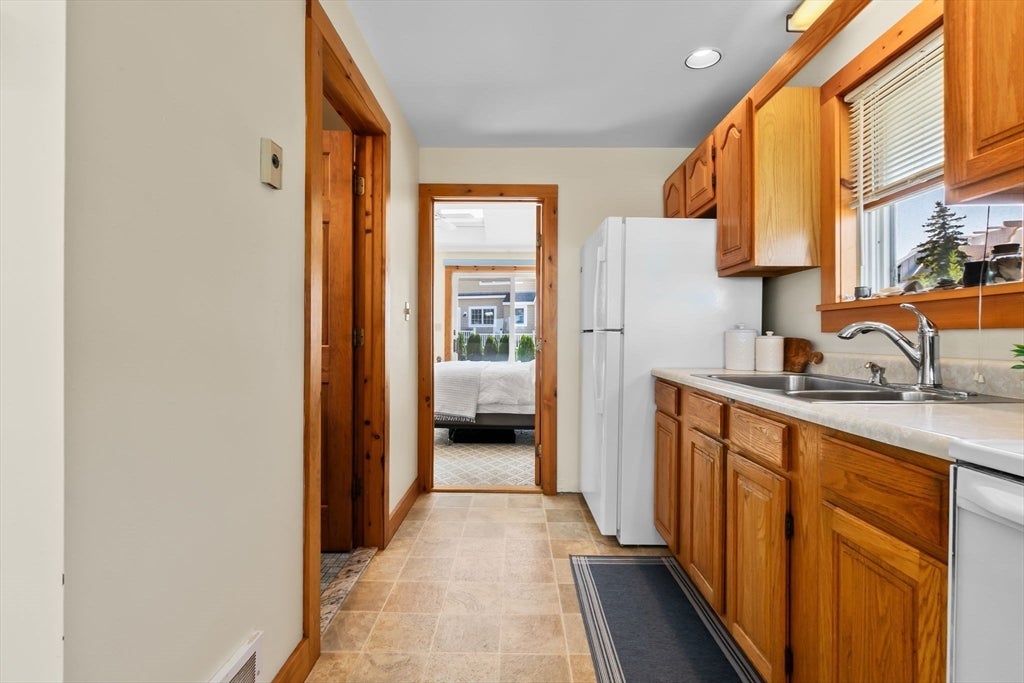 Newburyport, Massachusetts, 01950, United States, 2 Bedrooms Bedrooms, ,1 BathroomBathrooms,Residential,Active,1920272