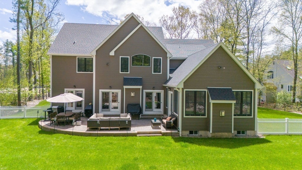 Easton, Massachusetts, 02356, United States, 5 Bedrooms Bedrooms, ,6 BathroomsBathrooms,Residential,Active,1968388