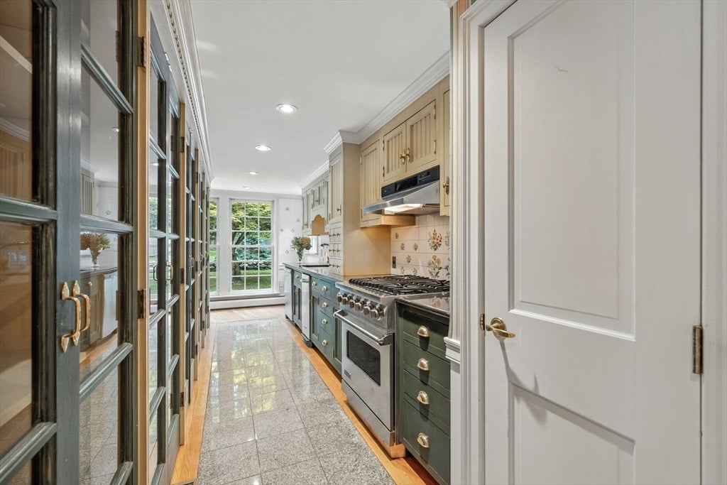 Topsfield, Massachusetts, 01983, United States, 6 Bedrooms Bedrooms, ,4 BathroomsBathrooms,Residential,Active,1936130