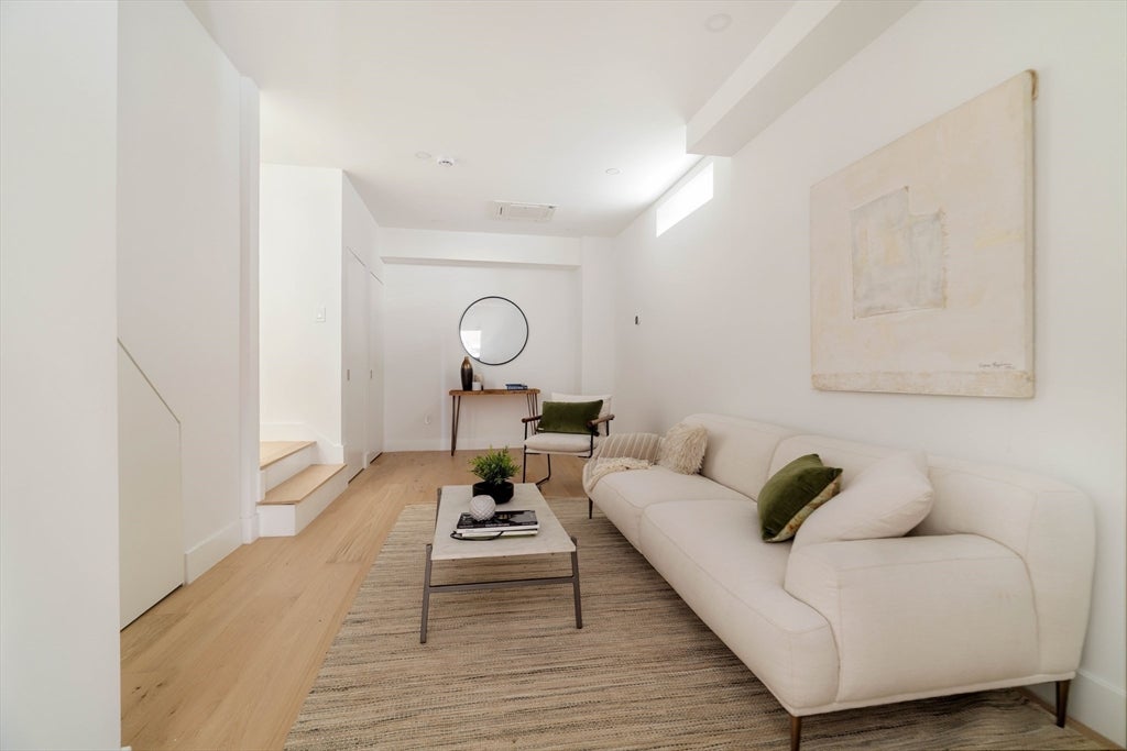 Cambridge, Massachusetts, 02141, United States, 5 Bedrooms Bedrooms, ,5 BathroomsBathrooms,Residential,Active,1942391