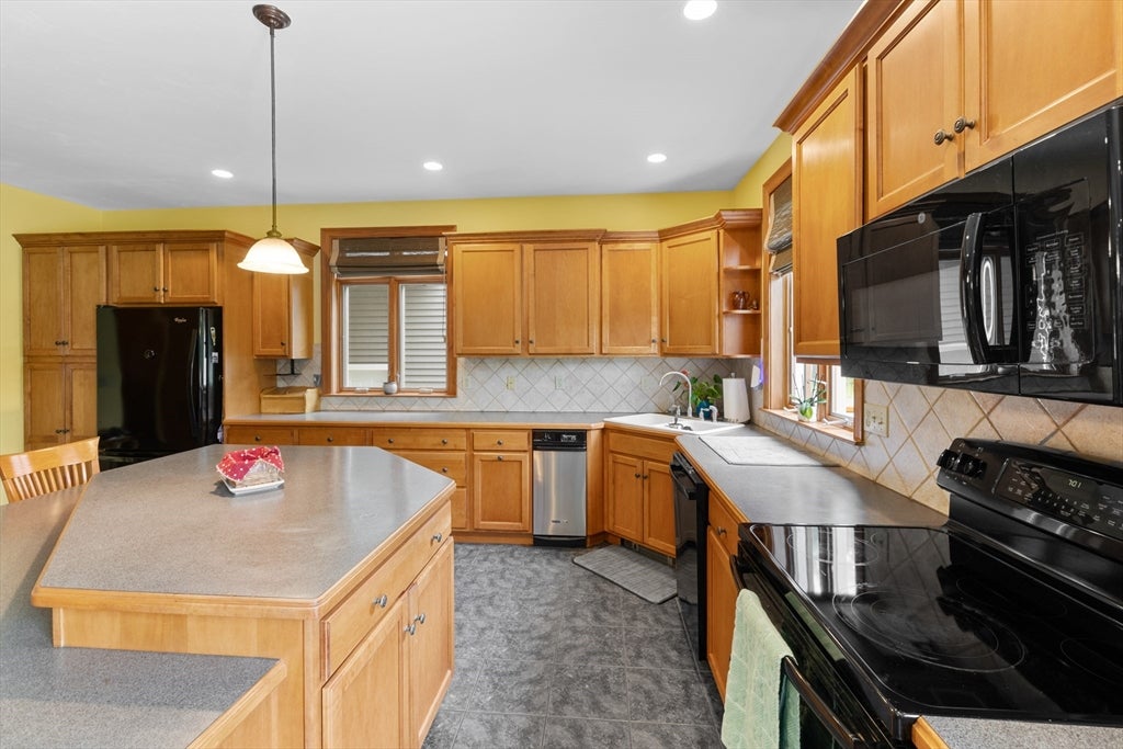 Middleboro, Massachusetts, 02346, United States, 4 Bedrooms Bedrooms, ,5 BathroomsBathrooms,Residential,Active,1858668