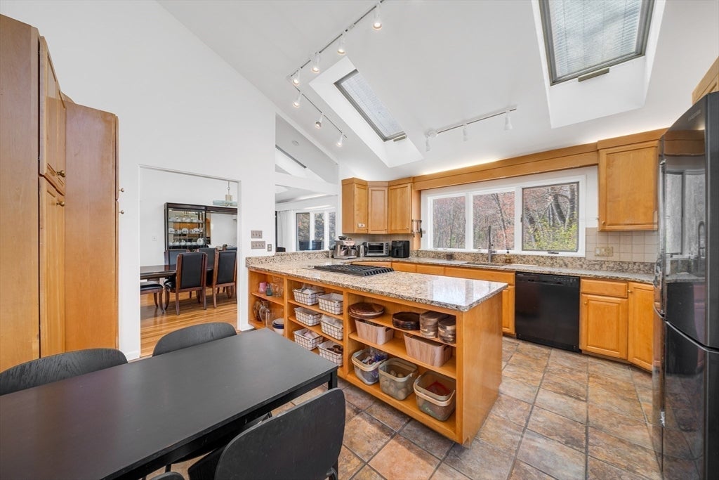 Weston, Massachusetts, 02493, United States, 5 Bedrooms Bedrooms, ,3 BathroomsBathrooms,Residential,Active,2044181