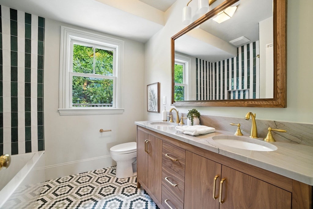 Brookline, Massachusetts, 02446, United States, 4 Bedrooms Bedrooms, ,4 BathroomsBathrooms,Residential,Active,1806604