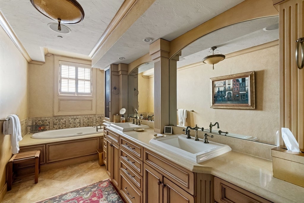 Boston, Massachusetts, 02108, United States, 3 Bedrooms Bedrooms, ,4 BathroomsBathrooms,Residential,Active,1960165