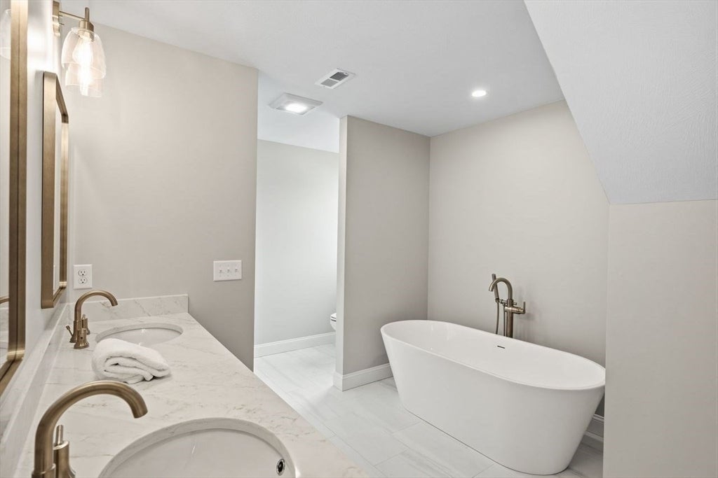 Derry, New Hampshire, 03038, United States, 4 Bedrooms Bedrooms, ,3 BathroomsBathrooms,Residential,Active,1993933