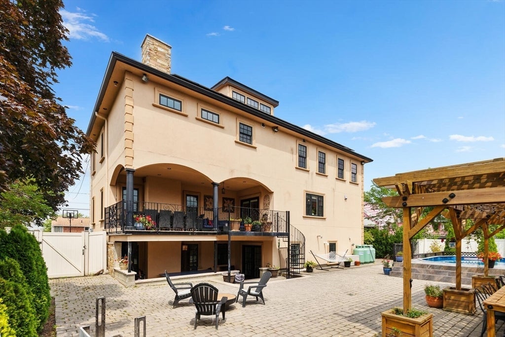 Revere, Massachusetts, 02151, United States, 5 Bedrooms Bedrooms, ,4 BathroomsBathrooms,Residential,Active,1927654