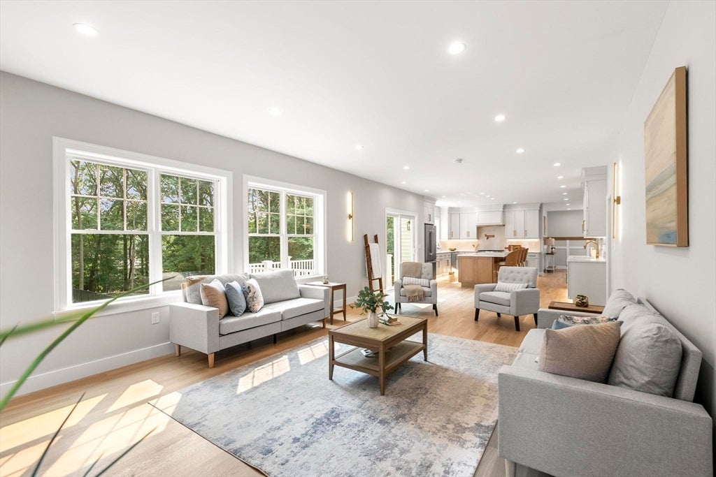 Burlington, Massachusetts, 01803, United States, 5 Bedrooms Bedrooms, ,5 BathroomsBathrooms,Residential,Active,1909077