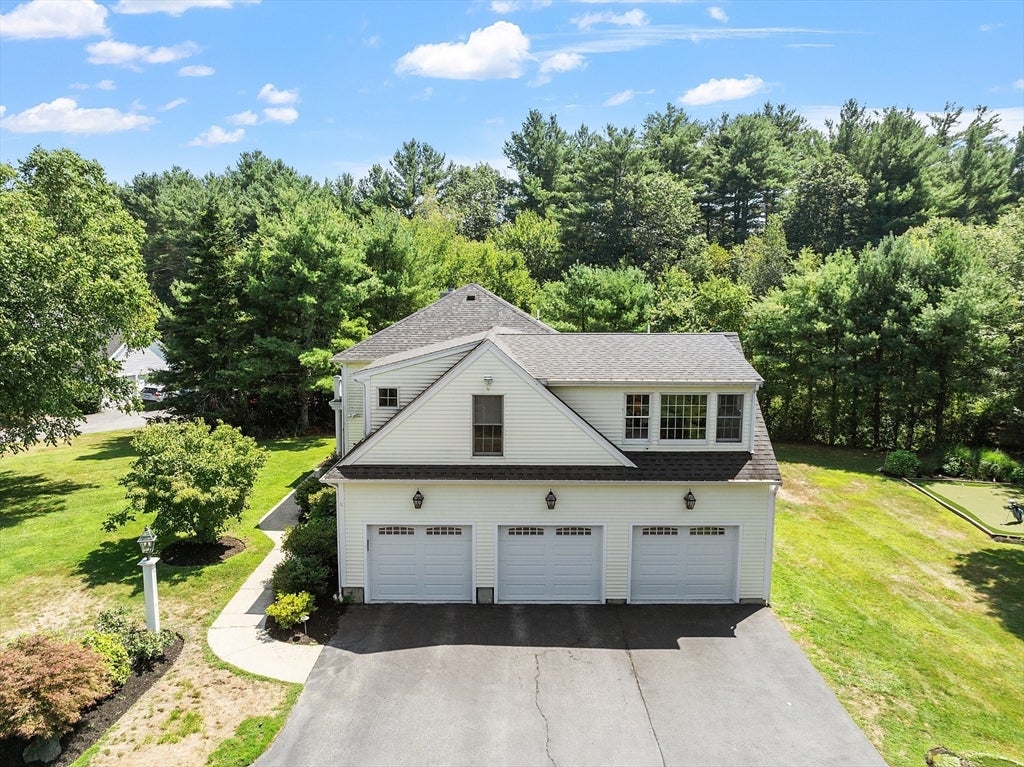 Middleton, Massachusetts, 01949, United States, 4 Bedrooms Bedrooms, ,4 BathroomsBathrooms,Residential,Active,1941131
