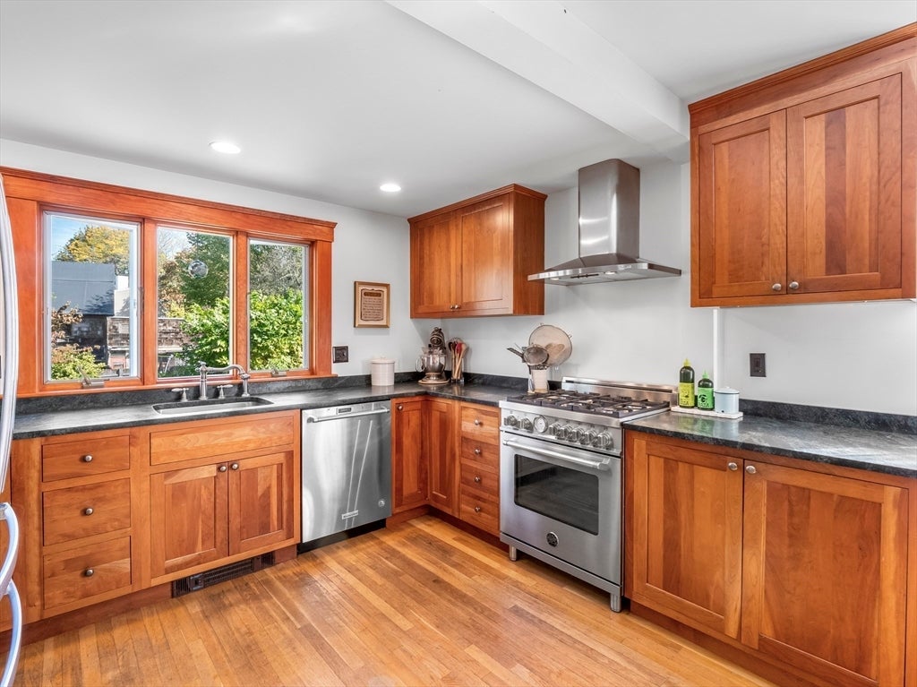 Newburyport, Massachusetts, 01950, United States, 5 Bedrooms Bedrooms, ,2 BathroomsBathrooms,Residential,Active,1986902