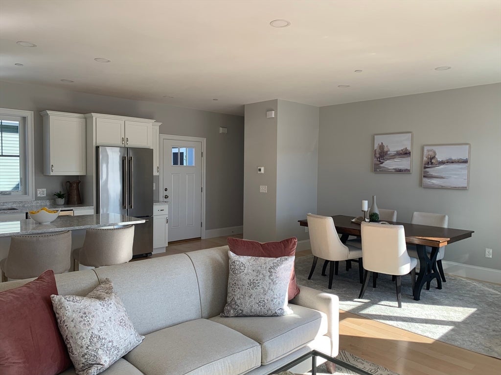 Hudson, New Hampshire, 03051, United States, 5 Bedrooms Bedrooms, ,5 BathroomsBathrooms,Residential,Active,2007997