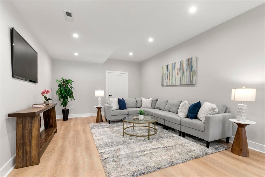 Burlington, Massachusetts, 01803, United States, 5 Bedrooms Bedrooms, ,5 BathroomsBathrooms,Residential,Active,1909077