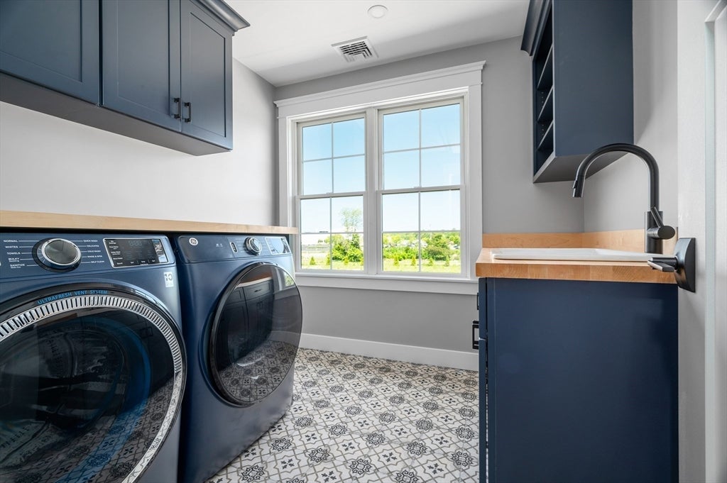 Lincoln, Rhode Island, 02865, United States, ,3 BathroomsBathrooms,Residential,Active,1843459