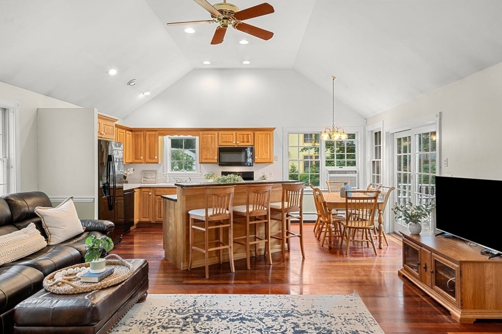 Newburyport, Massachusetts, 01950, United States, 3 Bedrooms Bedrooms, ,2 BathroomsBathrooms,Residential,Active,1922344