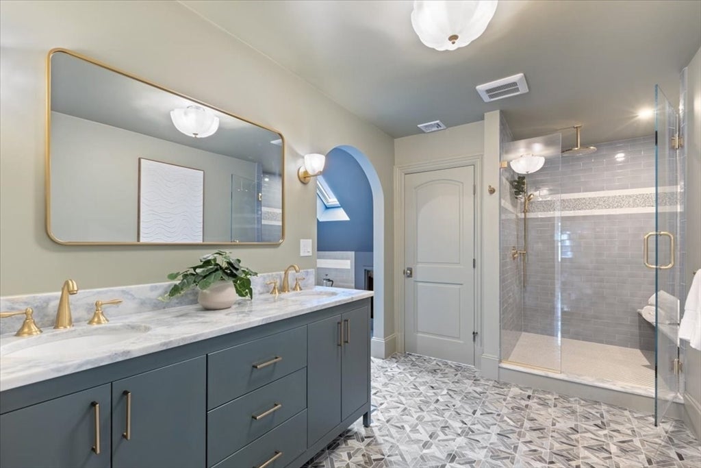 Brookline, Massachusetts, 02446, United States, 4 Bedrooms Bedrooms, ,4 BathroomsBathrooms,Residential,Active,1806604