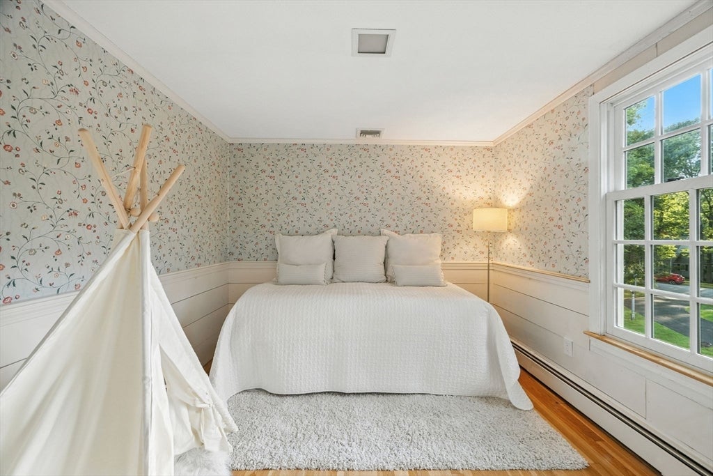 Topsfield, Massachusetts, 01983, United States, 6 Bedrooms Bedrooms, ,4 BathroomsBathrooms,Residential,Active,1936130