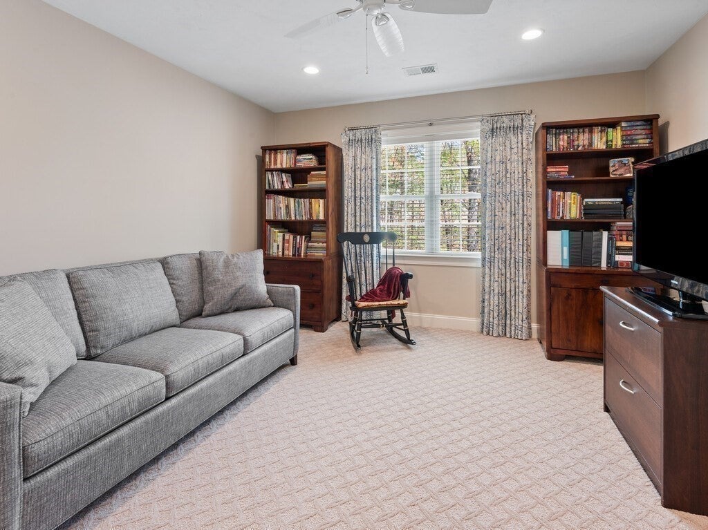 Shrewsbury, Massachusetts, 01545, United States, 4 Bedrooms Bedrooms, ,5 BathroomsBathrooms,Residential,Active,1810422