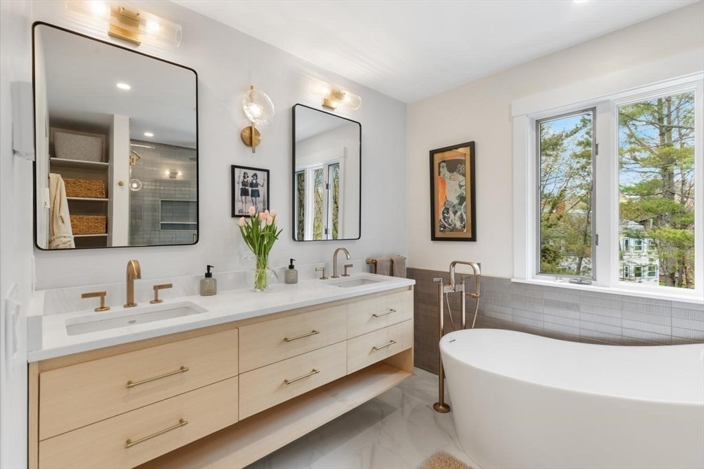 Gloucester, Massachusetts, 01930, United States, 2 Bedrooms Bedrooms, ,3 BathroomsBathrooms,Residential,Active,2043789