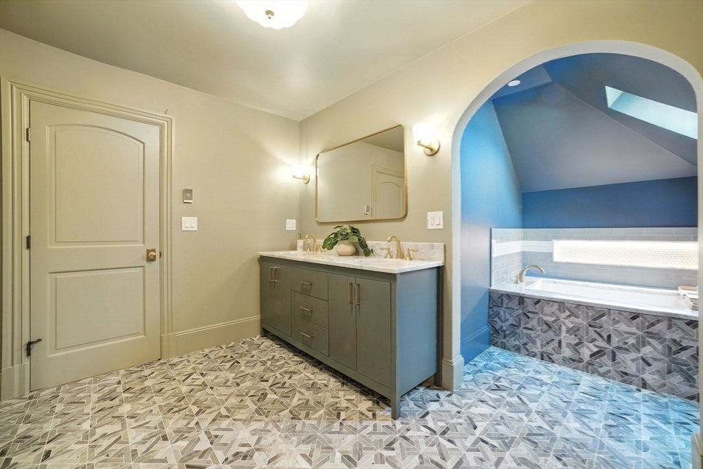 Brookline, Massachusetts, 02446, United States, 4 Bedrooms Bedrooms, ,4 BathroomsBathrooms,Residential,Active,1806604