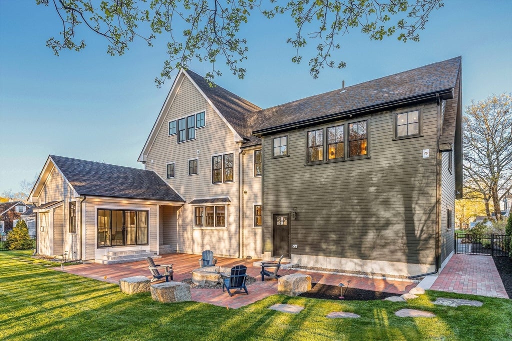 Newburyport, Massachusetts, 01950, United States, 4 Bedrooms Bedrooms, ,6 BathroomsBathrooms,Residential,Active,2043835