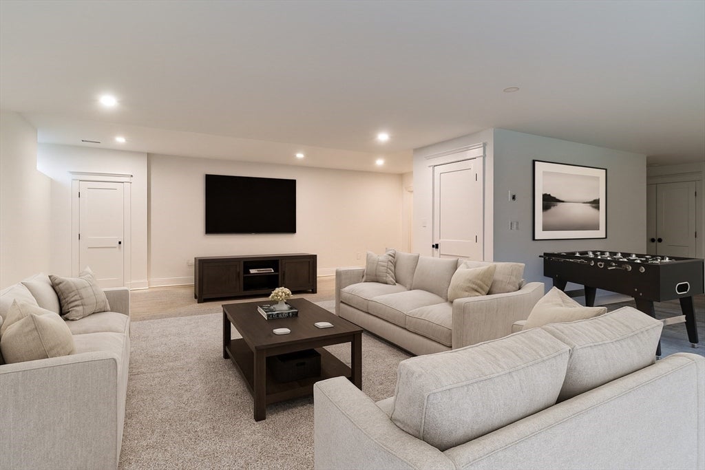 Hopkinton, Massachusetts, 01748, United States, 5 Bedrooms Bedrooms, ,6 BathroomsBathrooms,Residential,Active,1990661