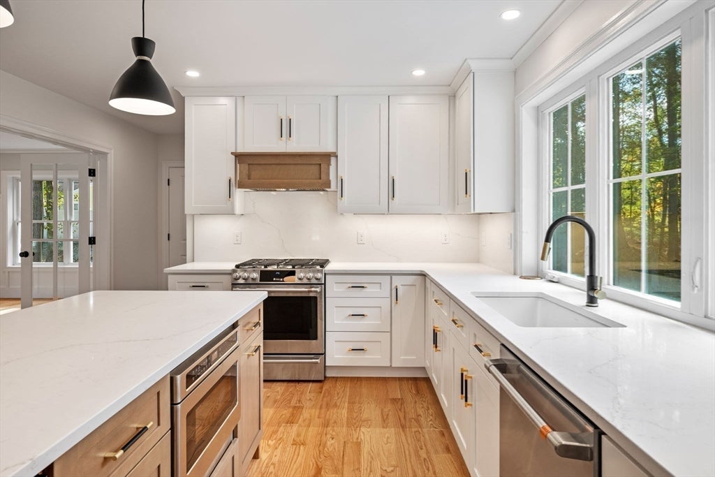 Topsfield, Massachusetts, 01983, United States, 4 Bedrooms Bedrooms, ,3 BathroomsBathrooms,Residential,Active,1962184